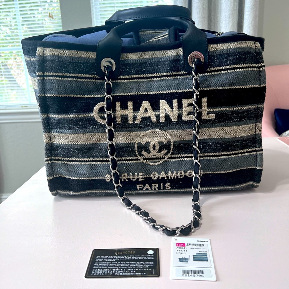AUTHENTIC CHANEL large shopping tote in Navy blue